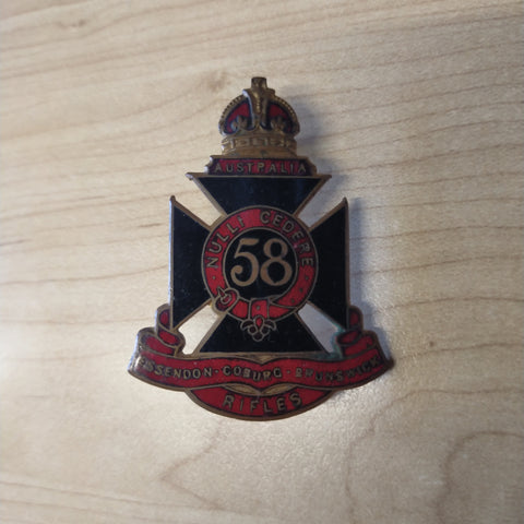 WWII 58th Battalion Rifles Essendon Coburg Brunswick Brass and Enamel Hat Badge In Excellent Condition