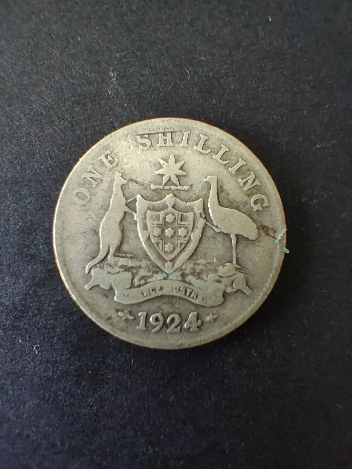 Australia 1924 1/- One Shilling silver coin Fine Condition
