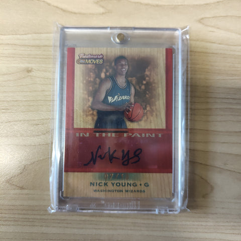 2007 Topps Trademark Moves In The Paint Signature Nick Young NBA Basketball Card 07/10